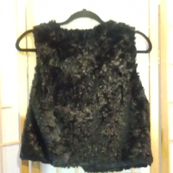 Trina Turk Lg Cropped Furry Vest - Picture 3 of 16